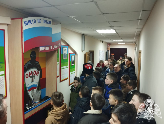 Бойцы ОМОН «Спарта» провели день открытых дверей для воспитанников «Гвардейской смены»