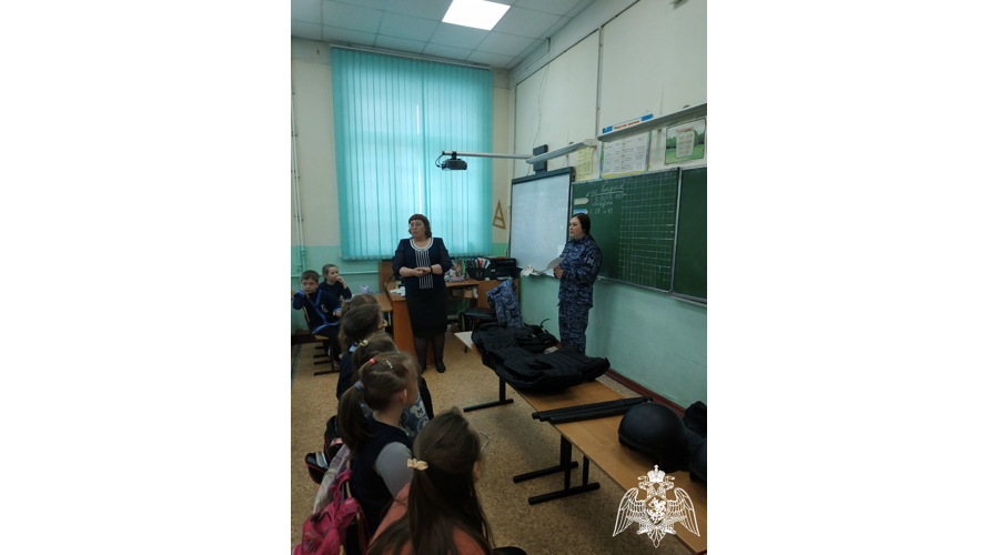 О защитниках Отечества рассказали ивановским школьникам и студентам сотрудники региональной Росгвардии
