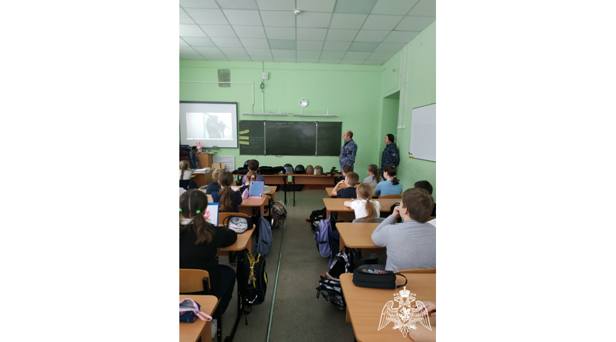 О защитниках Отечества рассказали ивановским школьникам и студентам сотрудники региональной Росгвардии