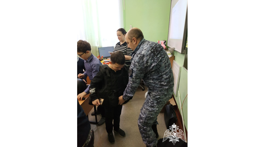 О защитниках Отечества рассказали ивановским школьникам и студентам сотрудники региональной Росгвардии