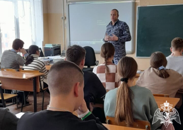 В Иванове росгвардейцы продолжают проводить профориентационные всречи со старшеклассниками образовательных учреждений региона