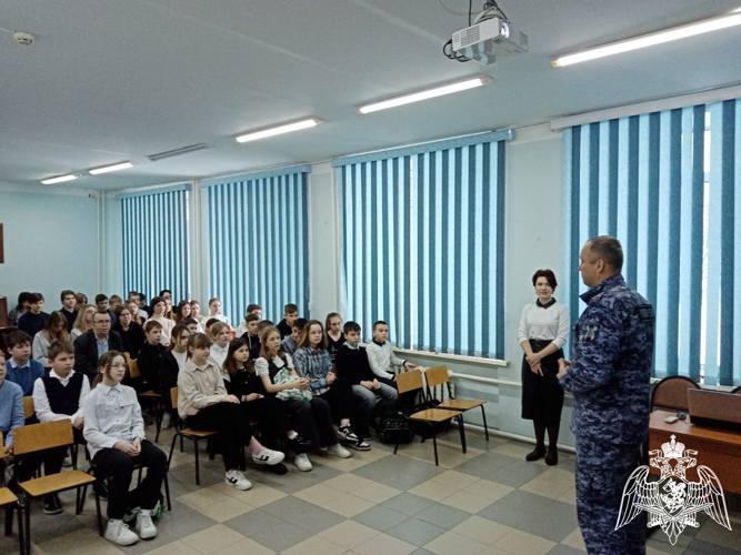 Росгвардейцы проводят уроки мужества для ивановских школьников