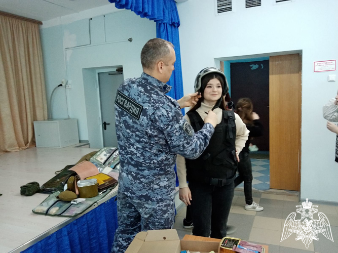 Росгвардейцы проводят уроки мужества для ивановских школьников
