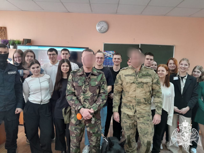 Кинологи Росгвардии рассказали о своей профессии школьникам