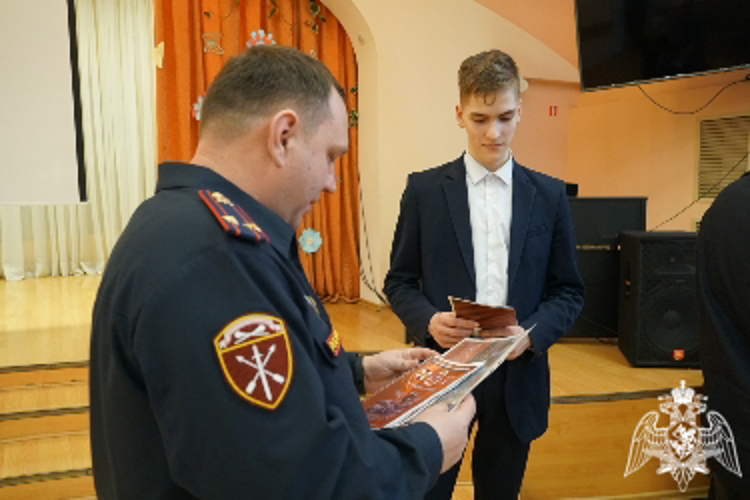 Росгвардейцы провели патриотическое мероприятие для ивановских лицеистов