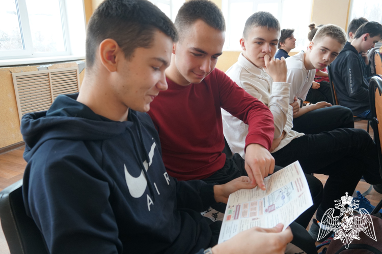 Офицеры Росгвардии рассказали ивановским старшеклассникам о профессии военного переводчика