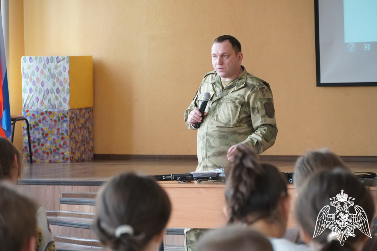 Офицеры Росгвардии рассказали ивановским старшеклассникам о профессии военного переводчика