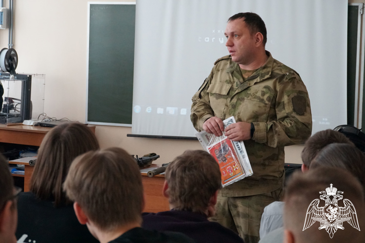 Урок, посвященный мужеству ивановских спецназовцев, провели офицеры Росгвардии