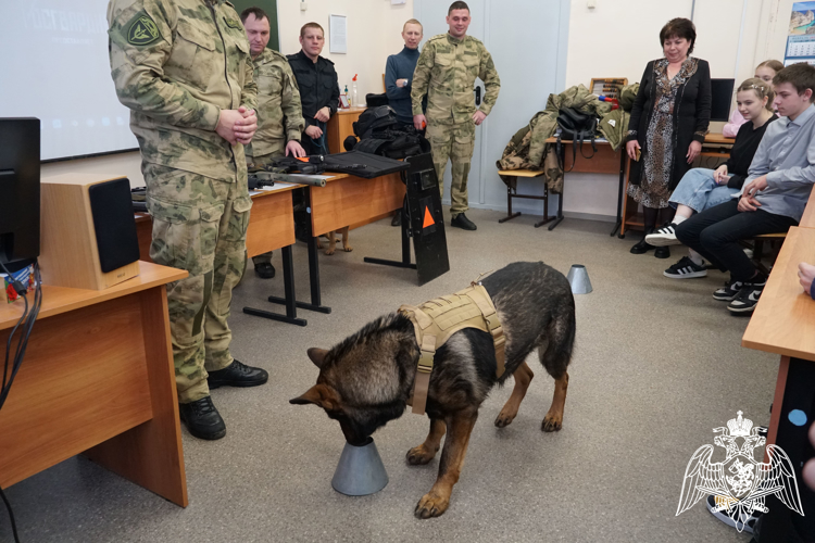 Урок, посвященный мужеству ивановских спецназовцев, провели офицеры Росгвардии