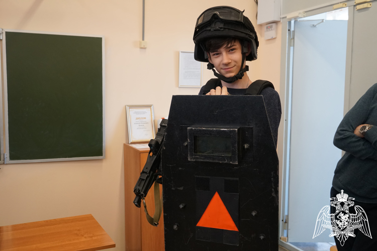 Урок, посвященный мужеству ивановских спецназовцев, провели офицеры Росгвардии