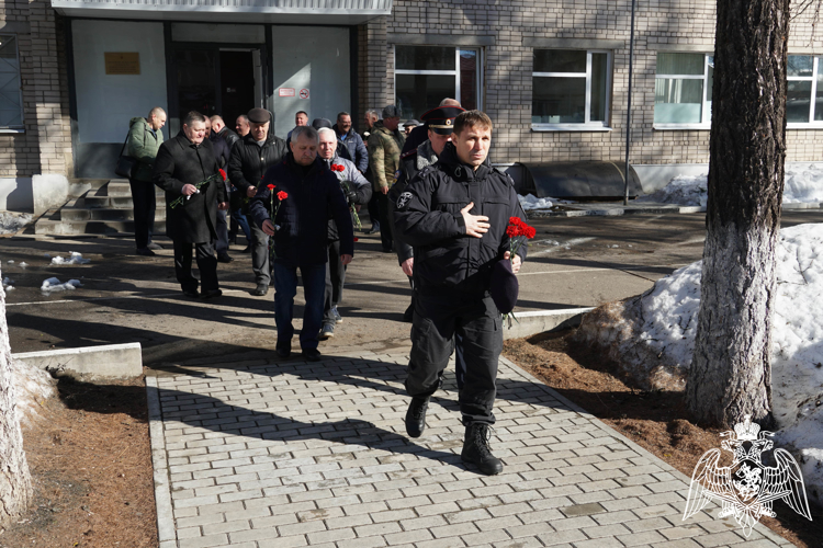 В День образования войск национальной гвардии в Иванове офицеры ведомства почтили память погибших коллег