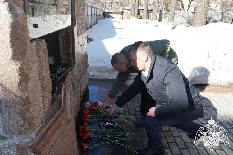 В День образования войск национальной гвардии в Иванове офицеры ведомства почтили память погибших коллег