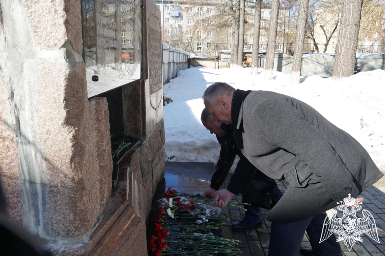 В День образования войск национальной гвардии в Иванове офицеры ведомства почтили память погибших коллег