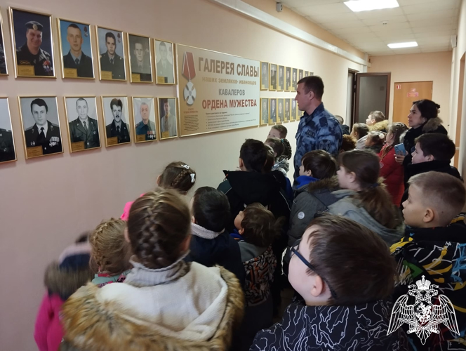 Ивановские школьники побывали на базе ОМОН "Спарта" Росгвардии