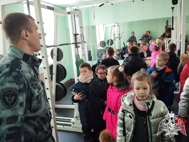Ивановские школьники побывали на базе ОМОН "Спарта" Росгвардии