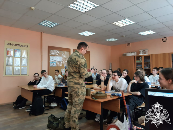 Кинологи Росгвардии рассказали о своей профессии школьникам