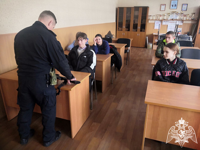 Сотрудники СОБР «Сумрак» провели день открытых дверей для ивановских учащихся