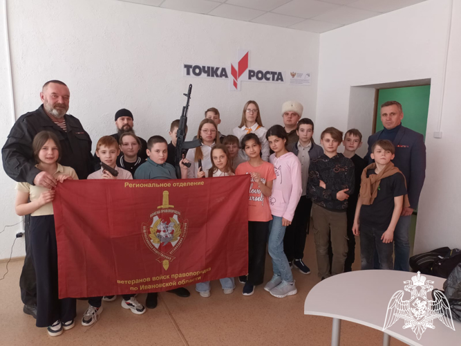 Ветераны Росгвардии провели занятие по начальной военной подготовке со школьниками в Шуйском районе