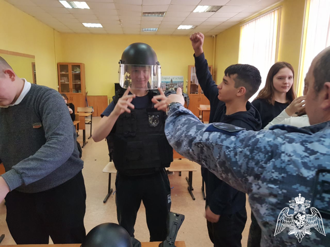 Сотрудники Росгвардии рассказали юным ивановцам о службе во вневедомственной охране