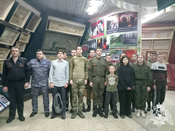 Сотрудники Росгвардии организовали для учащихся экскурсию в музей пожарной техники в Иванове