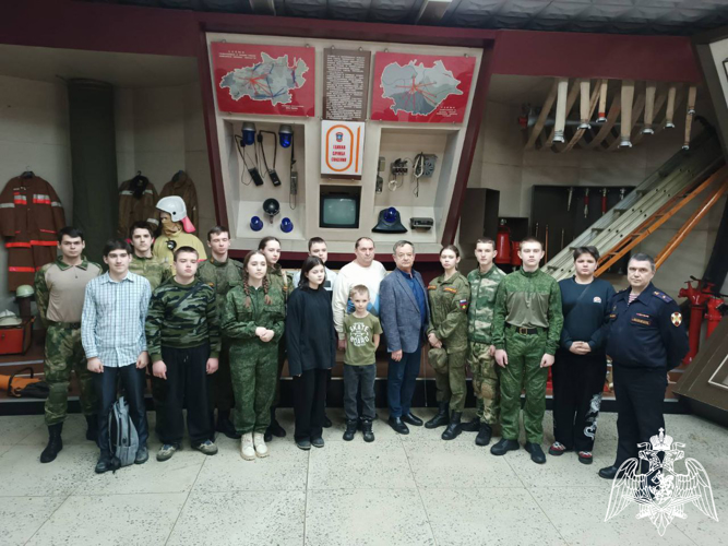 Сотрудники Росгвардии организовали для учащихся экскурсию в музей пожарной техники в Иванове
