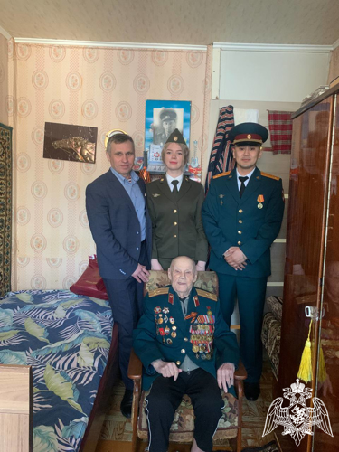 Военнослужащие Росгвардии навестили ветеранов Великой Отечественной войны