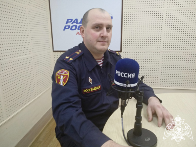 Офицер Росгвардии рассказал ивановским радиослушателям о требованиях закона к частным охранникам