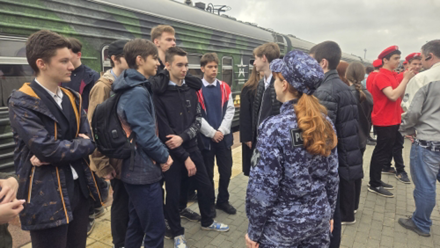 Росгвардейцы приняли участие во встрече тематического поезда Минобороны РФ «Сила в правде» 