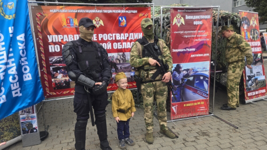Росгвардейцы приняли участие во встрече тематического поезда Минобороны РФ «Сила в правде» 
