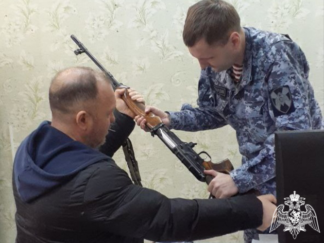 Сотрудники Росгвардии напоминают владельцам оружия о правилах его хранения во время отпуска