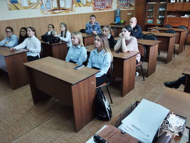 Кинолог Росгвардии познакомил ивановских школьников со своим четвероногим напарником