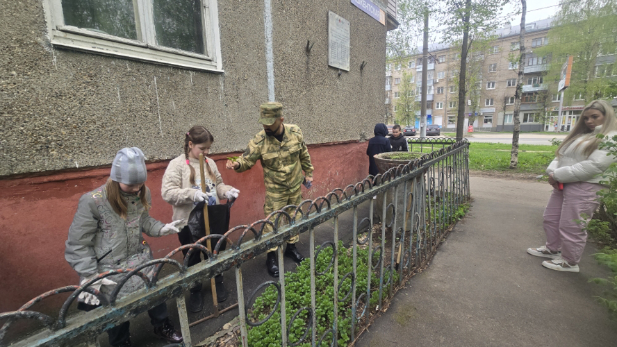Росгвардейцы провели уборку мемориальных комплексов и мест воинских захоронений