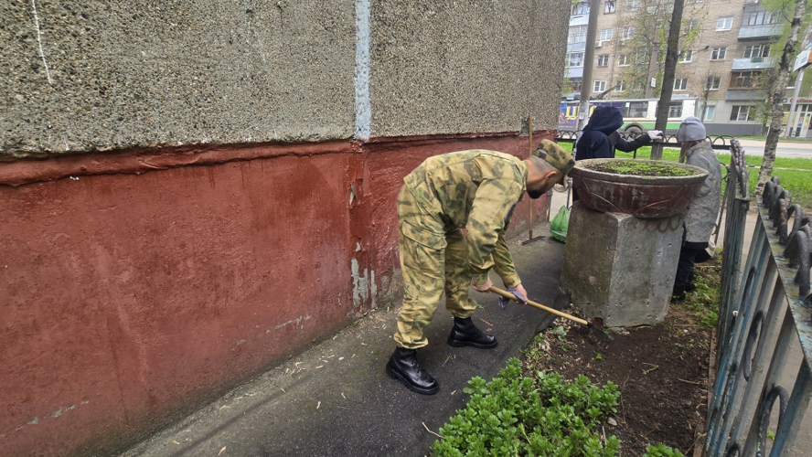 Росгвардейцы провели уборку мемориальных комплексов и мест воинских захоронений