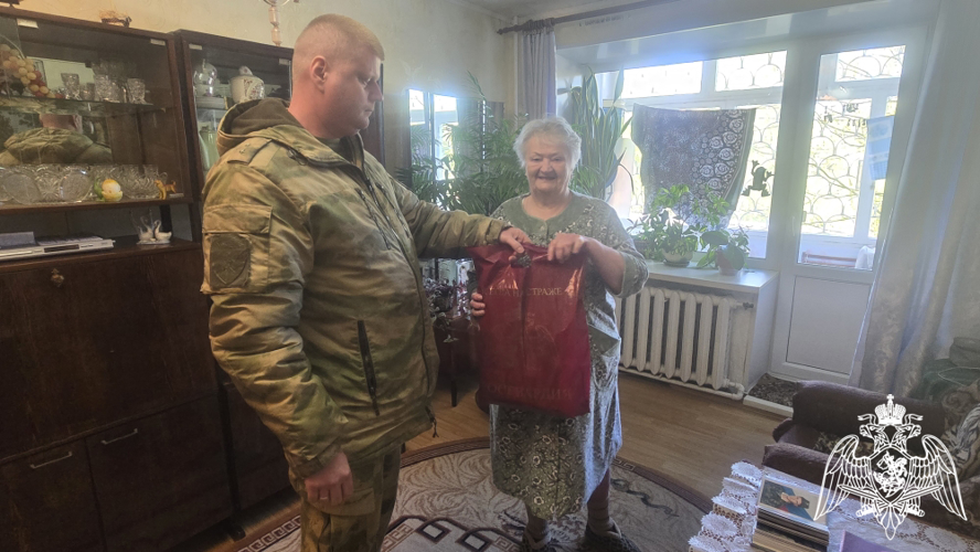 Сотрудники Росгвардии навестили матерей сотрудников, погибших при исполнении служебного долга