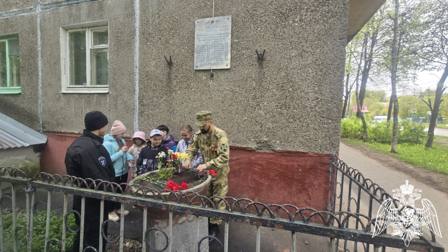 Сотрудники Росгвардии присоединились к патриотической акции «Вахта памяти» в Иванове