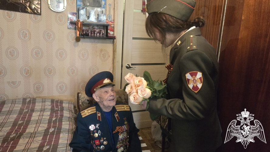 В преддверии празднования Дня Победы сотрудники Росгвардии поздравили ветеранов Великой Отечественной войны в Иванове