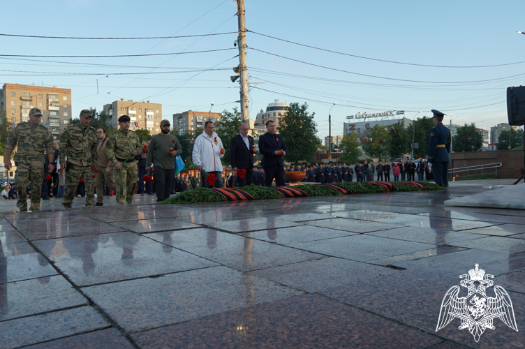 В Иванове военнослужащие и сотрудники Росгвардии приняли участие в мероприятиях, посвященных Дню памяти и скорби