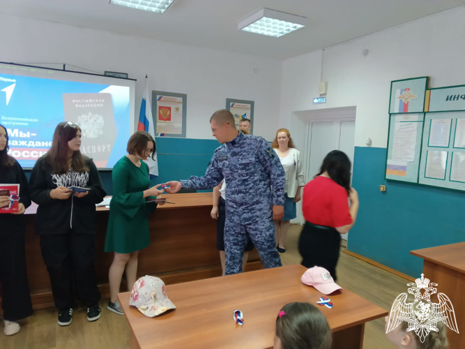 В Пучеже росгвардейцы поздравили детей с Днем России