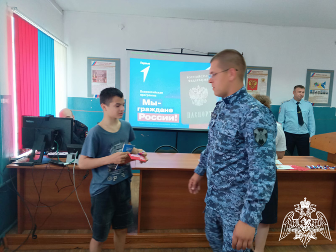 В Пучеже росгвардейцы поздравили детей с Днем России