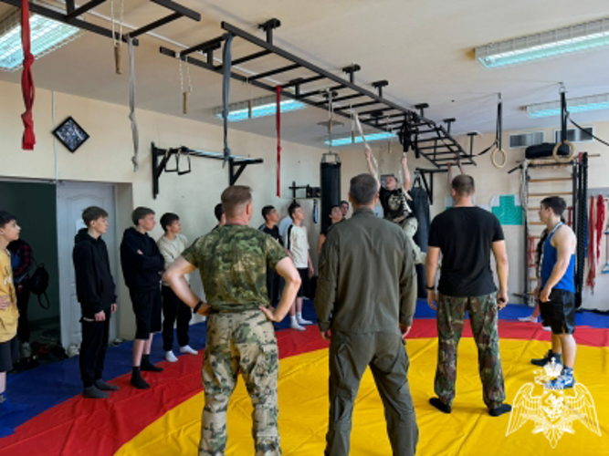 Бойцы СОБР Росгвардии организовали День спорта для юных ивановцев