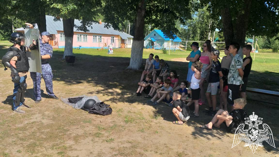 В рамках акции «Каникулы с Росгвардией» стражи правопорядка города Кинешмы Ивановской области провели интерактивные занятия с воспитанниками летних лагерей