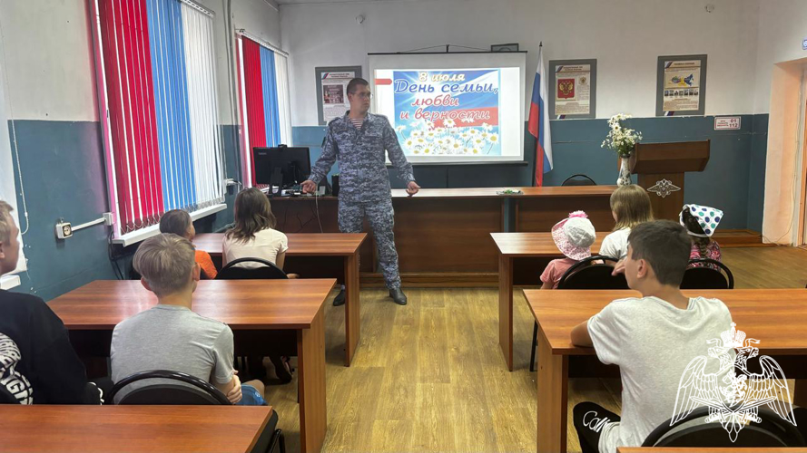В рамках ведомственной акции Росгвардии "Каникулы с Росгвардией"  ивановские росгвардейцы провели встречу с воспитанниками ОБУСО "Комплексный центр социального обслуживания населения по Пучежскому и Лухскому муниципальным районам"