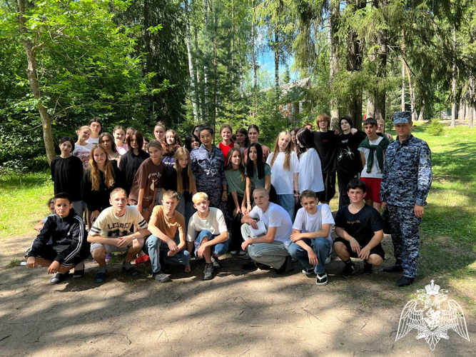 В рамках акции "Каникулы с Росгвардией", начальник отделения по лицензионно-разрешительной работе по Тейковскому району Управления Росгвардии по Ивановской области  провела встречу с воспитанниками детского лагеря "Строитель"