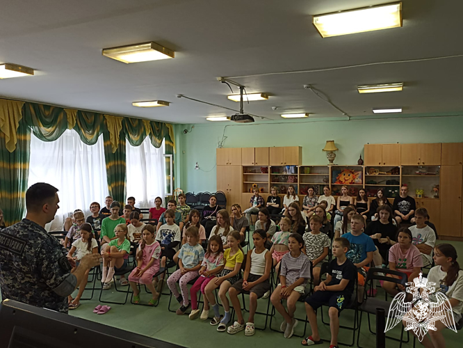 В рамках акции «Каникулы с Росгвардией» стражи правопорядка города Кинешмы Ивановской области провели интерактивные занятия с воспитанниками летних лагерей