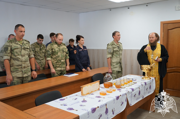 Священнослужитель поздравил сотрудников и военнослужащих Росгвардии с Медовым Спасом в Иванове