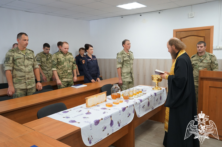 Священнослужитель поздравил сотрудников и военнослужащих Росгвардии с Медовым Спасом в Иванове