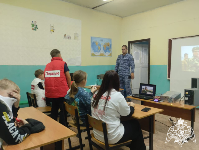 Офицер Росгвардии рассказал школьникам Ивановской области о легендарном генерале Анатолии Романове