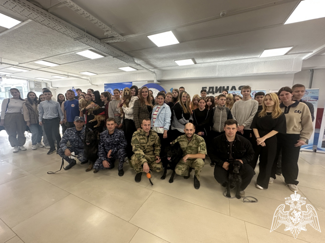 В Иванове кинологи Росгвардии провели профориентационную встречу со студентами