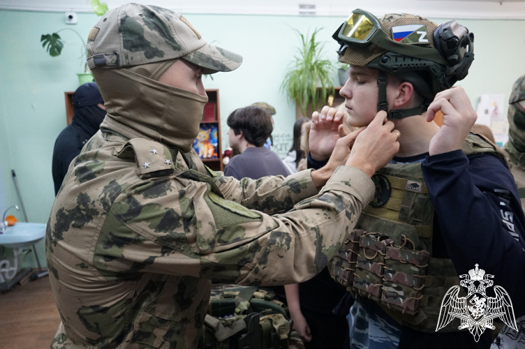 Росгвардейцы познакомили ивановских школьников с военными профессиями