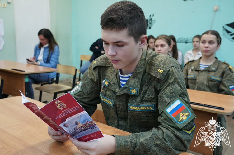 Росгвардейцы познакомили ивановских школьников с военными профессиями